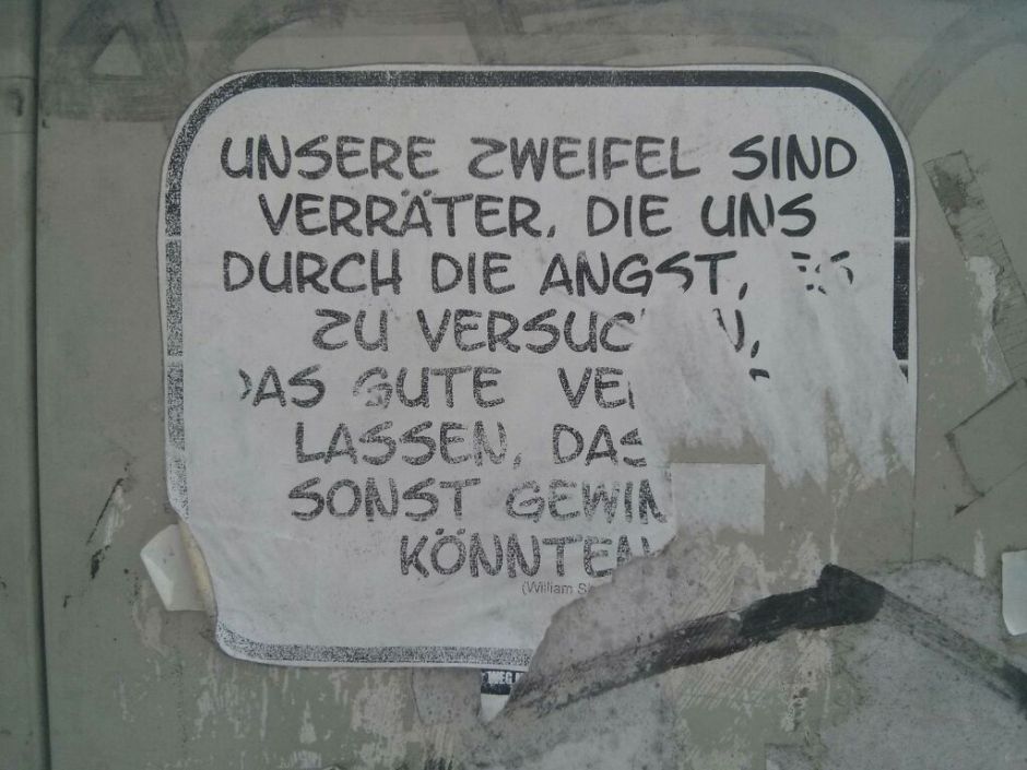 Unsere Zweifel sind Verräter... Aufkleber Berlin (c) Dirk Henkel