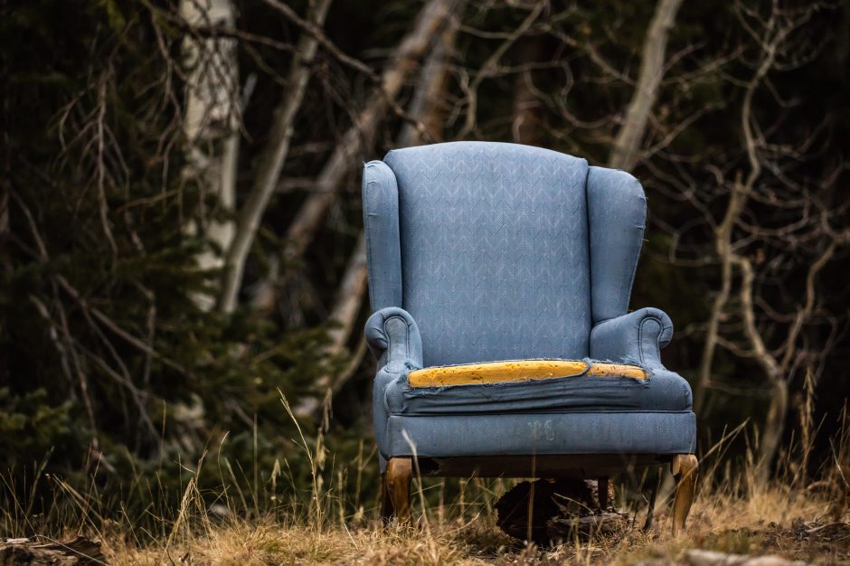 Zerrissener Sessel im Wald