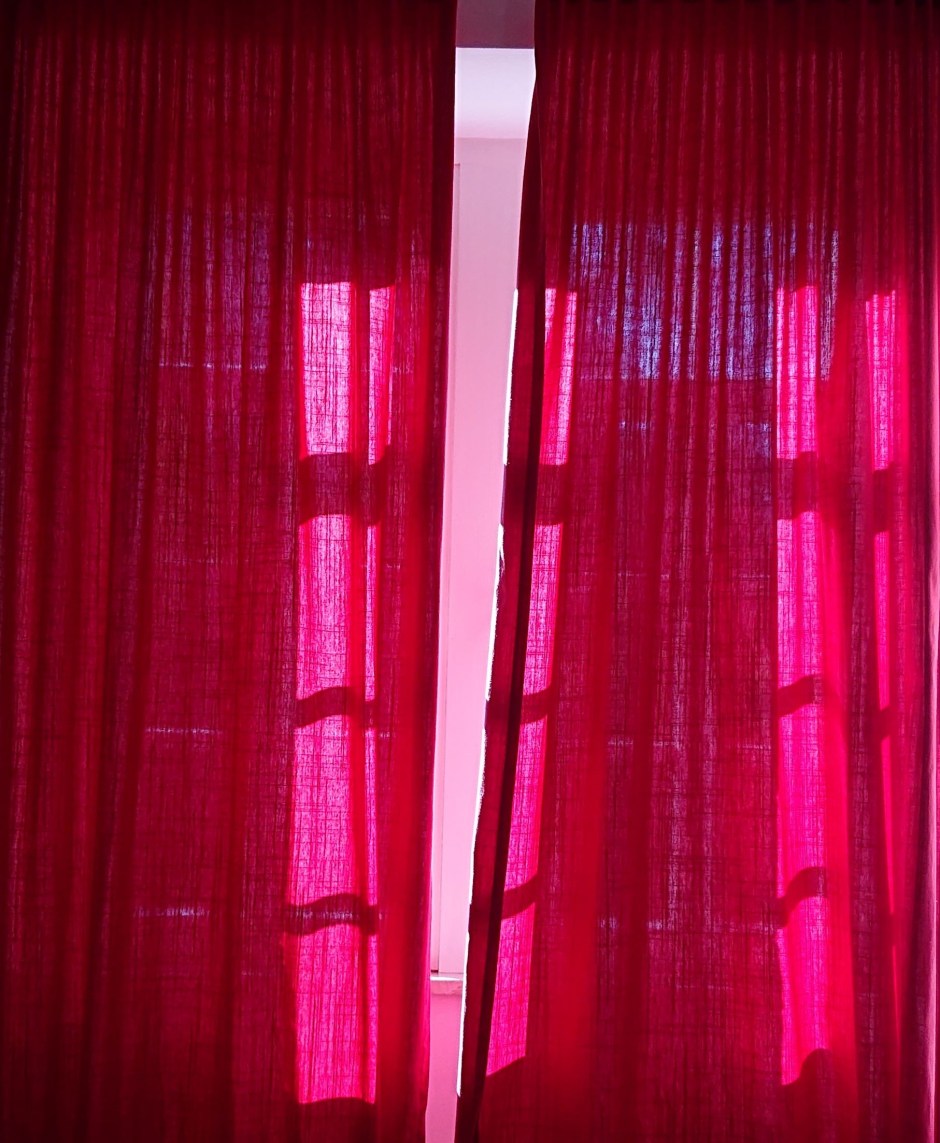 Roter Vorhang vor Fenster