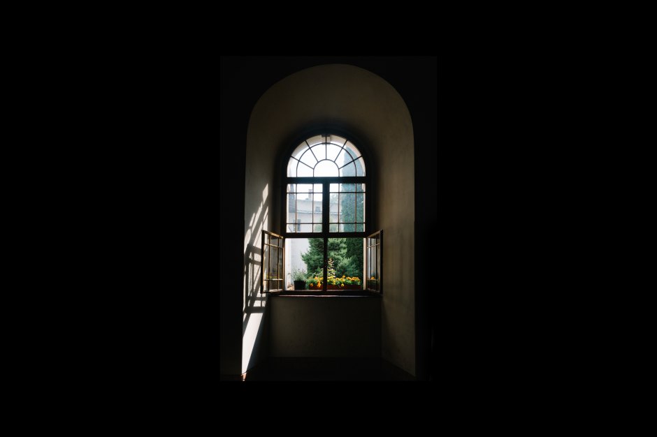 Licht fällt durch geöffnetes Fenster